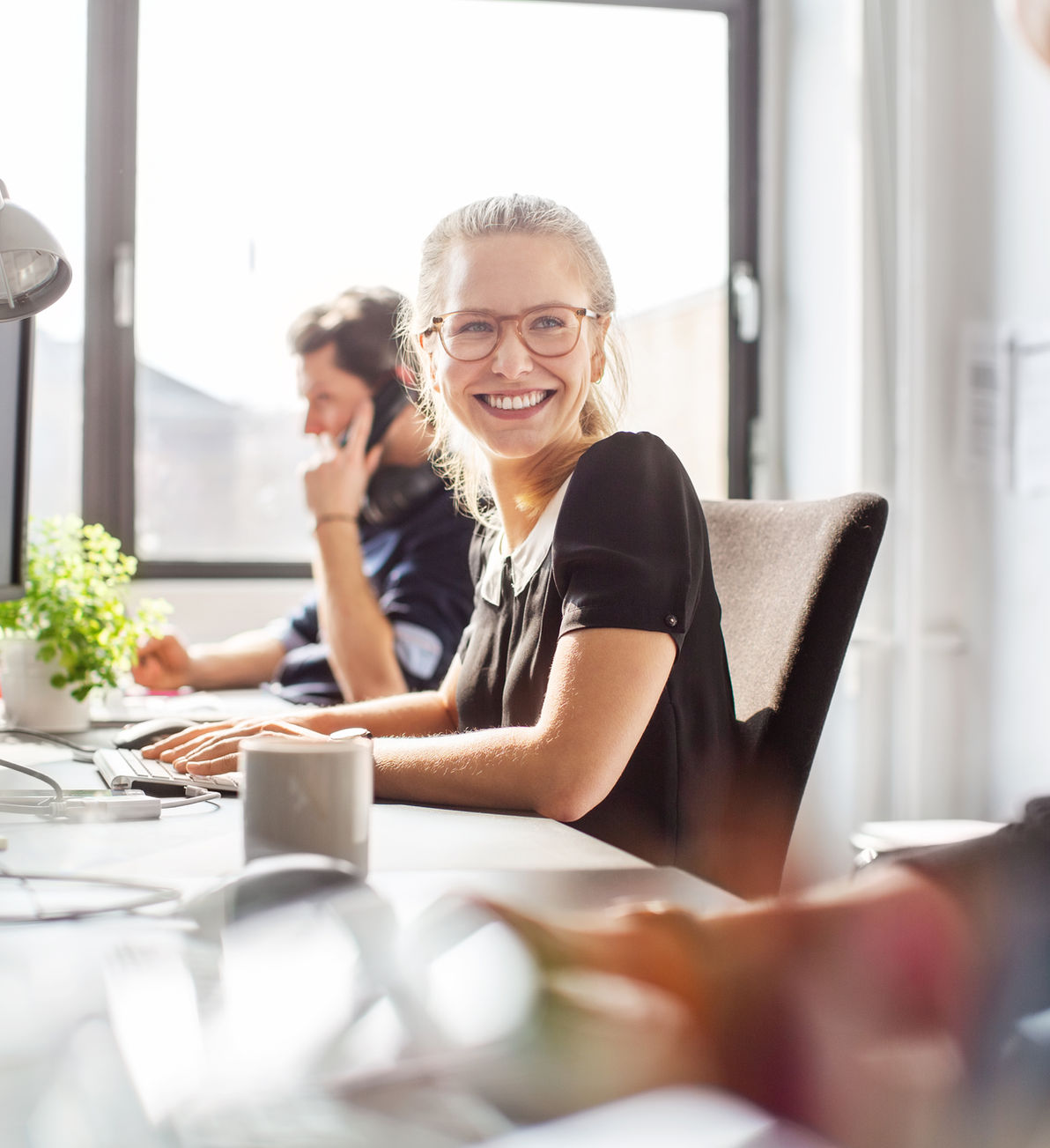 Lächelnde Mitarbeiterin